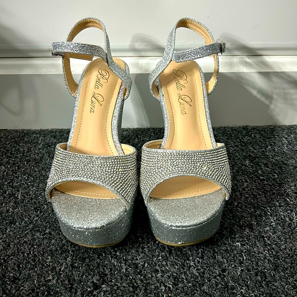 Never Worn Rowland Heels, in Silver. Size 7.5 in women’s - Picture 1 of 4